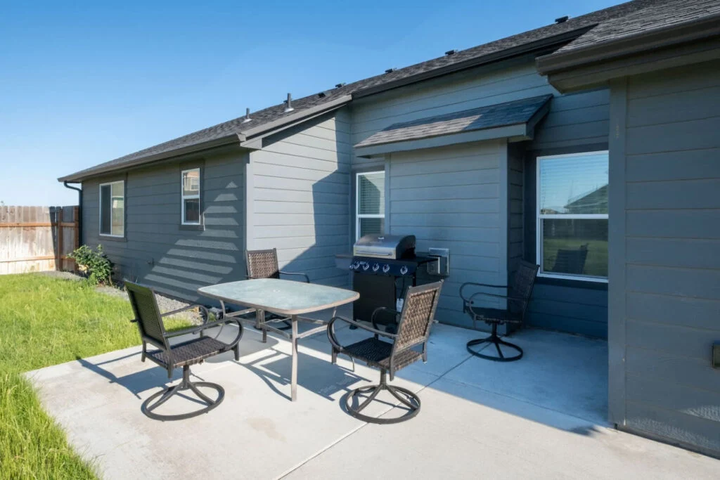 Backyard & Patio w Barbecue2