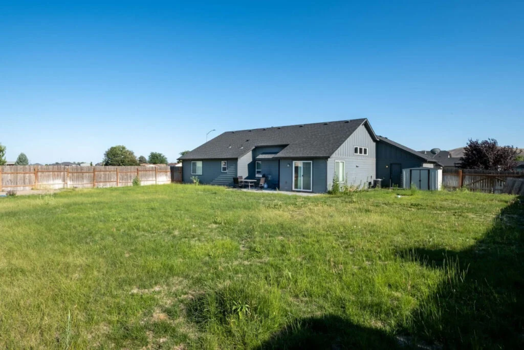 Backyard & Patio w Barbecue23