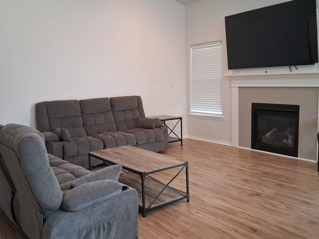 5905-Living room